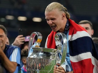 Nórsky útočník Erling Haaland s trofejou pre víťaza Ligy majstrov.
