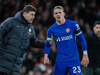 Tréner Chelsea Mauricio Pochettino dáva inštrukcie Conorovi Gallagherovi.