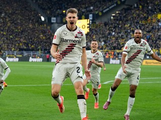 Josip Stanisic oslavuje vyrovnávajúci gól.