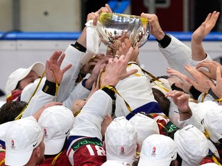 Českí hokejisti oslavujú titul po zápase Švajčiarsko - Česko na MS v hokeji 2024. 