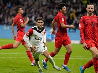 Omar Marmoush (v strede) sa teší po vyrovnávajúcom góle na 3:3 v zápase Eintracht Frankfurt - Bayern Mníchov v 6. kole Bundesligy.