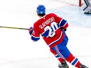 Juraj Slafkovský v zápase s Winnipegom