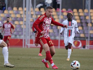 Zľava Lukáš Štetina (Trnava) a Martin Rymarenko (Banská Bystrica) bojujú o loptu počas zápasu 19. kola Niké ligy MFK Dukla Banská Bystrica - FC Spartak Trnava.