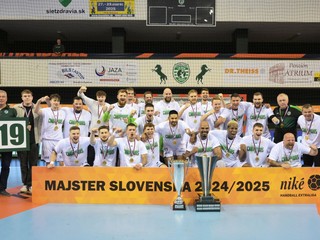 Hráči Tatrana Prešov pózujú s majstrovskou trofejou po triumfe v rozhodujúcom piatom zápase finále play off Niké Handball extraligy v hádzanej mužov Tatran Prešov - MŠK Považská Bystrica. 