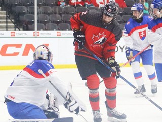 Michal Prádel likviduje šancu Jacka Nesbitta v semifinále MS18 v hokeji Slovensko - Kanada.