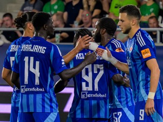 Na snímke hráči Slovana sa tešia z gólu .