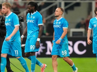 Hráči Neapola, zľava Kevin De Bruyne, Andre-Frank Zambo Anguissa, Stanislav Lobotka a Billy Gilmour