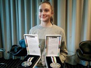 Slovenská cyklistka Viktória Chladoňová pózuje so striebornými medailami z MS v Kigali 2025.