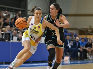 Vľavo hráčka Čajok Justina Kraujunaite a hráčka Estudiantes Juana Camilion