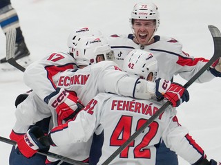 Martin Fehérváry (42) oslavuje gól so spoluhráčmi