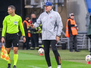 Vpravo tréner ŠK Slovan Bratislava Vladimír Weiss st. počas zápasu 14. kola Niké ligy ŠK Slovan Bratislava - KFC Komárno.
