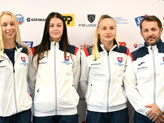Na snímke sprava kapitán ženskej tenisovej reprezentácie Matej Lipták, Rebecca Šramková, Katarína Kužmová a Nina Vargová počas tlačovej konferencie.