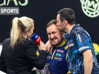 Luke Humphries pobozkal Luke Littlera na čelo po finále Grand Slam of Darts 2025. 