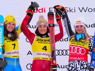 Julia Scheibová sa teší z víťazstva. Jej veľká rivalka Alice Roinsonová skončila tretia.