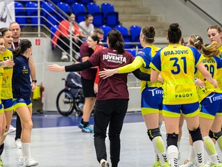 Hádzanárky Michaloviec sa tešia z postupu do štvrťfinále.