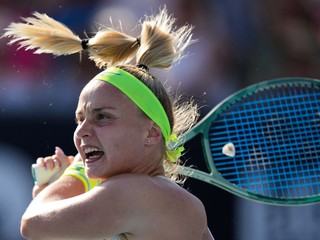 Na snímke slovenská tenistka Rebecca Šramková odvracia úder Jeleny Ostapenkovej z Lotyšska.