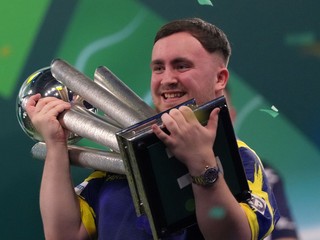 Anglický šípkar Luke Littler.