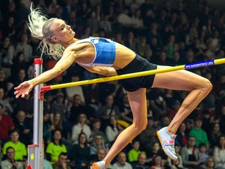  Louise Ekmanová (Švédsko) skáče do výšky v súťaži žien počas 32. ročníka atletického podujatia Banskobystricka latka