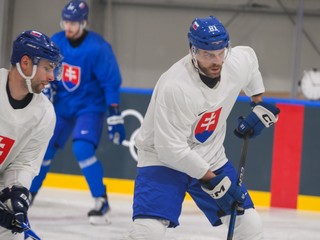 Na snímke hokejisti zľava Samuel Takáč a Erik Černák počas tréningu slovenskej hokejovej reprezentácie na zimných olympijských hrách v Miláne.