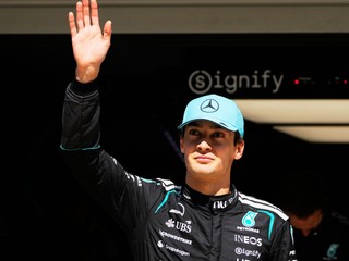 George Russell máva divákom.