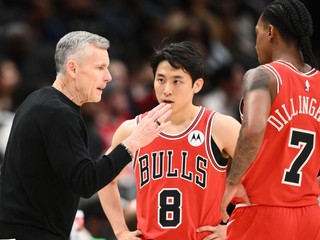 Tréner Chicaga Bulls Billy Donovan (vľavo)