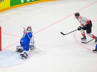 Brankár Samuel Hlavaj inkasuje gól proti Kanade na MS v hokeji 2026.