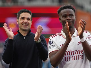 Tréner Mikel Arteta a Bukayo Saka.