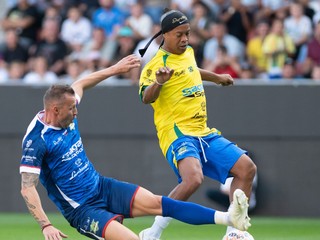 Na snímke vpravo bývalý brazílsky futbalista Ronaldinho a bývalý slovenský futbalista Ján Ďurica bojujú o loptu.