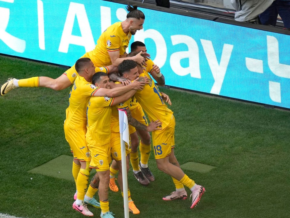 Futbalisti Rumunska oslavujú gól.