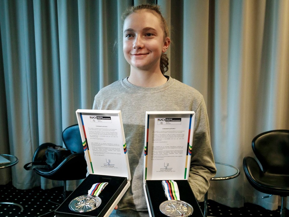 Slovenská cyklistka Viktória Chladoňová pózuje so striebornými medailami z MS v Kigali 2025.