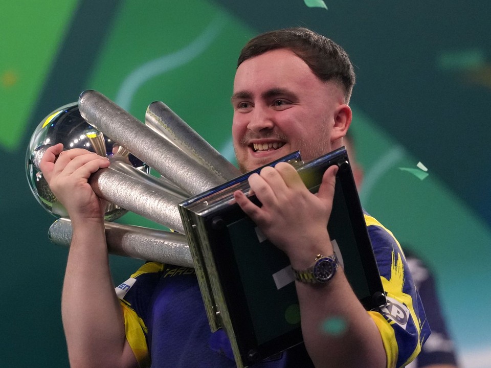 Anglický šípkar Luke Littler.