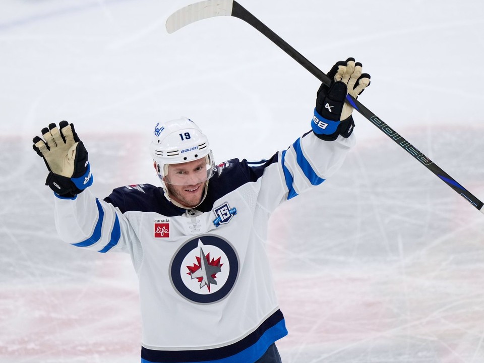 Center tímu Winnipeg Jets Jonathan Toews máva divákom počas zápasu NHL na ľade Chicago Blackhawks.