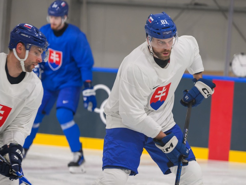 Na snímke hokejisti zľava Samuel Takáč a Erik Černák počas tréningu slovenskej hokejovej reprezentácie na zimných olympijských hrách v Miláne.