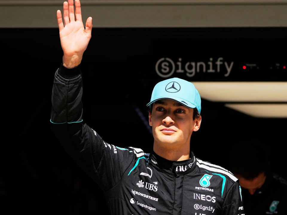 George Russell máva divákom.