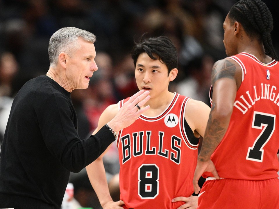 Tréner Chicaga Bulls Billy Donovan (vľavo)