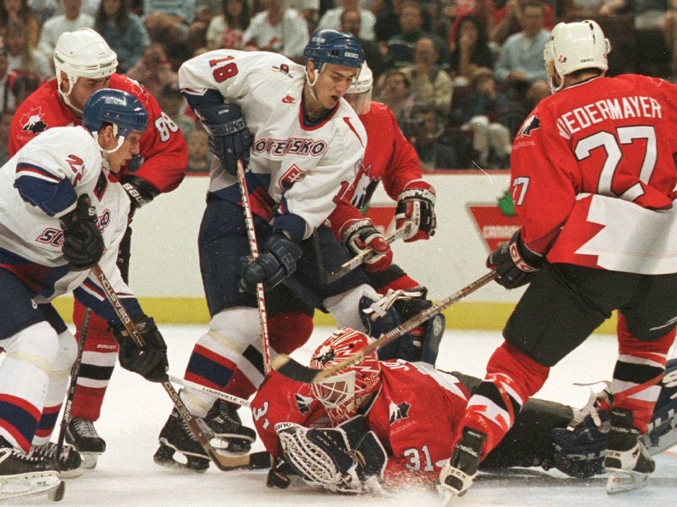 Brankár Kanady Curtis Joseph chytá puk pred Miroslavom Šatanom a Richardom Zedníkom v zápase Slovensko - Kanada na Svetovom pohári v hokeji 1996. 