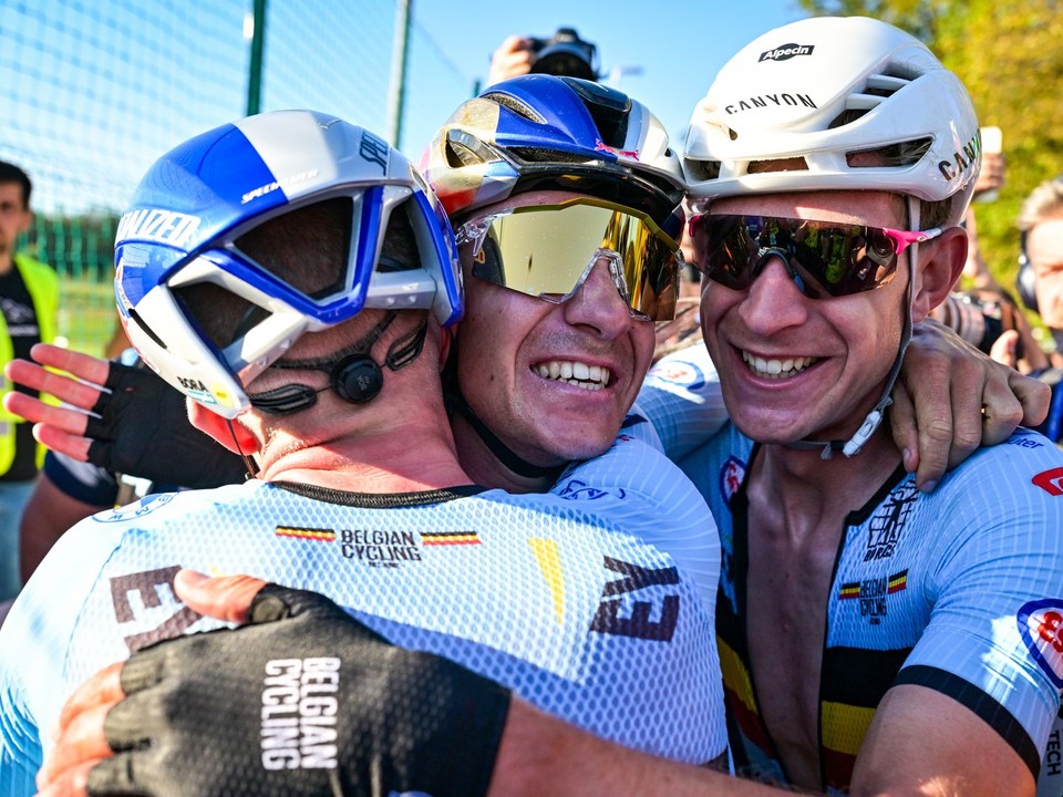 Remco Evenepoel (v strede) sa teší s belgickými cyklistami po triumfe na ME 2026.
