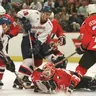 Brankár Kanady Curtis Joseph chytá puk pred Miroslavom Šatanom a Richardom Zedníkom v zápase Slovensko - Kanada na Svetovom pohári v hokeji 1996.