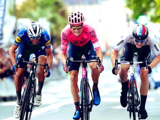 Neilson Powless (v strede) vyhral preteky Donostia San Sebastián Klasikoa 2021.