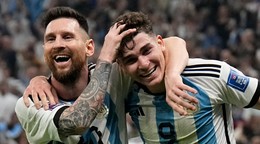 Julián Álvarez a Lionel Messi sa tešia z gólu Argentíny.