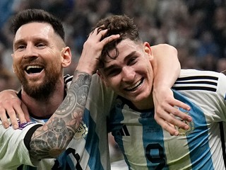 Julián Álvarez a Lionel Messi sa tešia z gólu Argentíny.