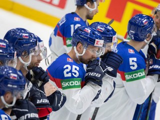 Slovenskí hokejisti po prehre so Švajčiarmi.