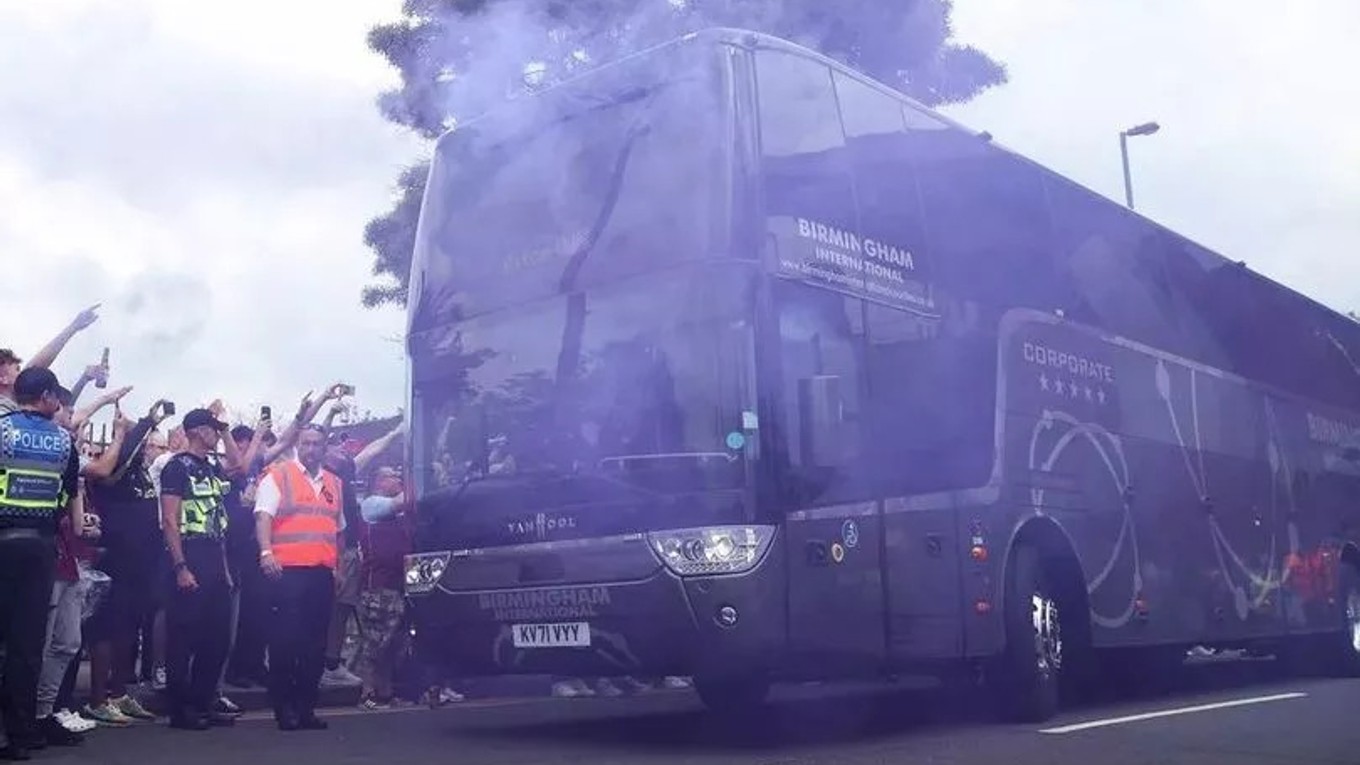 Autobus tímu Aston Villa. 