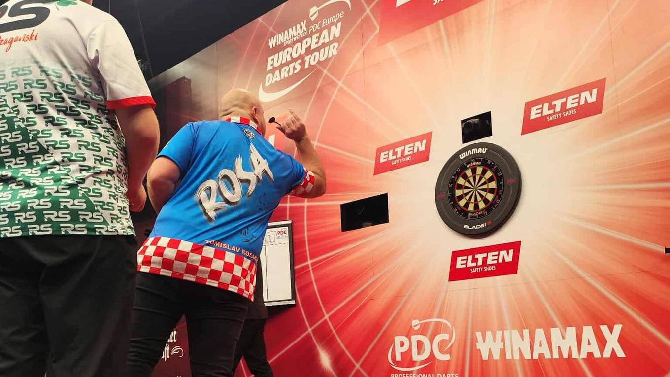 Tomislav Rosandič pri tréningu pred svojim debutom na turnaji PDC European Tour. 