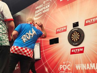 Tomislav Rosandič pri tréningu pred svojim debutom na turnaji PDC European Tour.