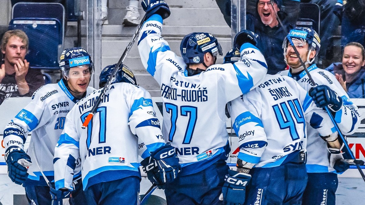 Martin Faško-Rudáš (77) oslavuje gól so spoluhráčmi