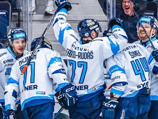 Martin Faško-Rudáš (77) oslavuje gól so spoluhráčmi