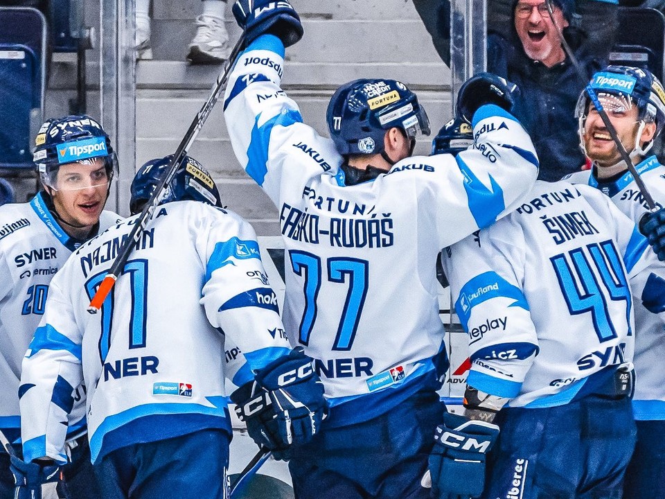 Martin Faško-Rudáš (77) oslavuje gól so spoluhráčmi