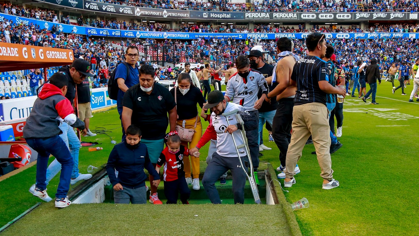 Hromadná bitka fanúšikov na zápase Queretaro - Atlas.