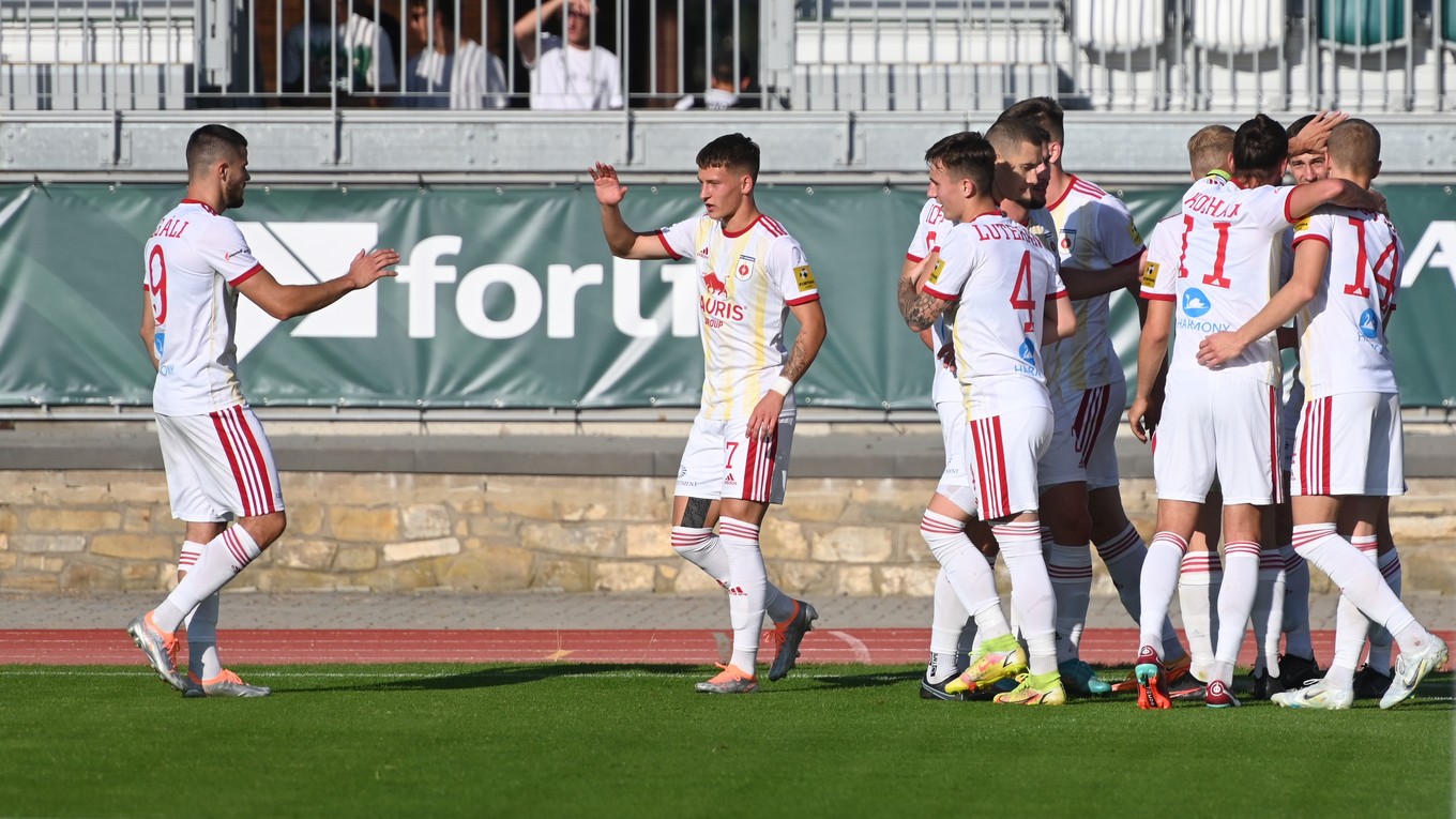 Futbalisti MFK Ružomberok sa tešia po strelenom góle.